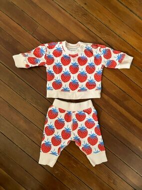 Hanna Andersson Strawberry Print sweatsuit Set -